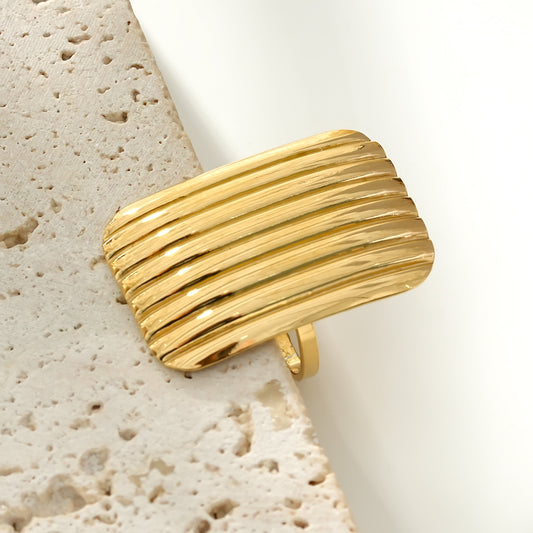 Bague Dorée Ajustable Plaque Rectangulaire Large Brillante Gravure Rayures