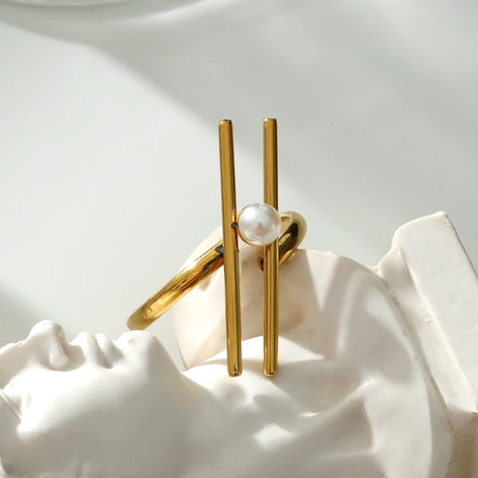 Bague Dorée Double Barres Obliques Avec Perle