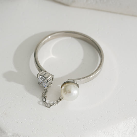 Bague Argentée evec Strass Et Perle Reliées par une Chaîne
