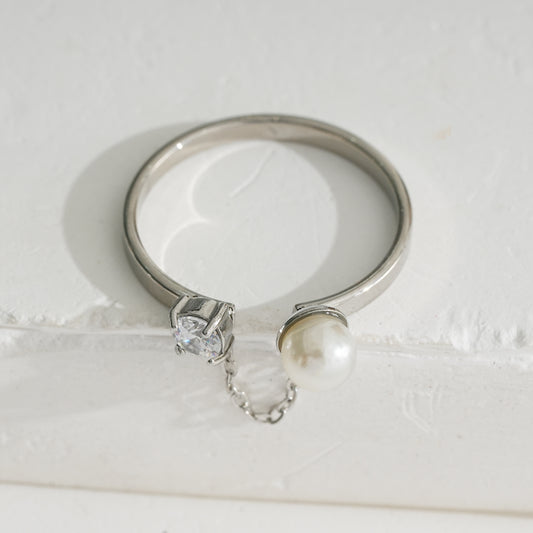 Bague Argentée evec Strass Et Perle Reliées par une Chaîne