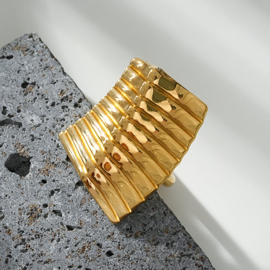 Bague Dorée Ouverte Plaque Rectangulaire Brillante Gravure