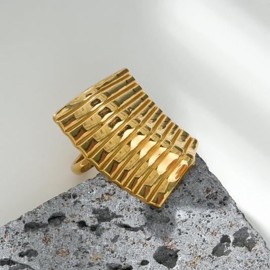 Bague Dorée Ouverte Plaque Rectangulaire Brillante Gravure