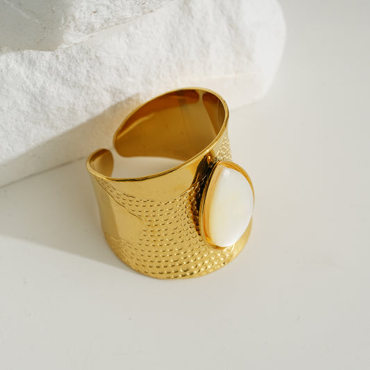 Bague Large Avec Pierre Blanche Dorée