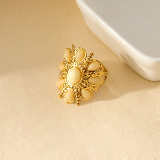 Bague Dorée Ornée De Motifs Ajourés Et Pierres Ivoires