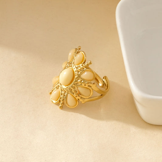 Bague Dorée Ornée De Motifs Ajourés Et Pierres Ivoires