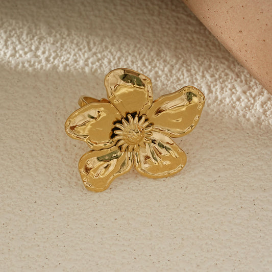 Bague Dorée Ajustable Fleur Sculptée Et Brillante