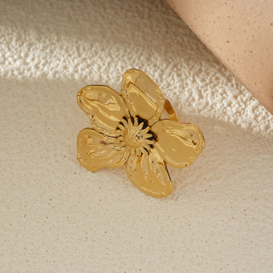 Bague Dorée Ajustable Fleur Sculptée Et Brillante