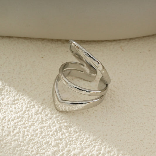 Bague Argentée Design Chevron Et Finition Brilante