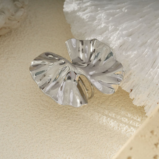 Bague Argentée Élégance Botanique Et Ondulations