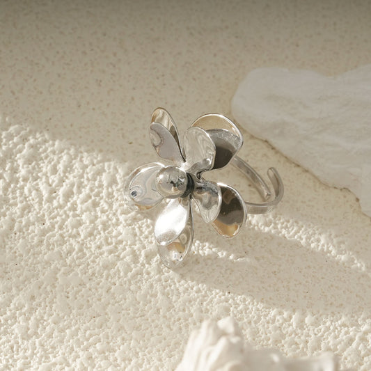 Bague Argentée Ajustable Floral Épanouie En Pétales Ondoyants