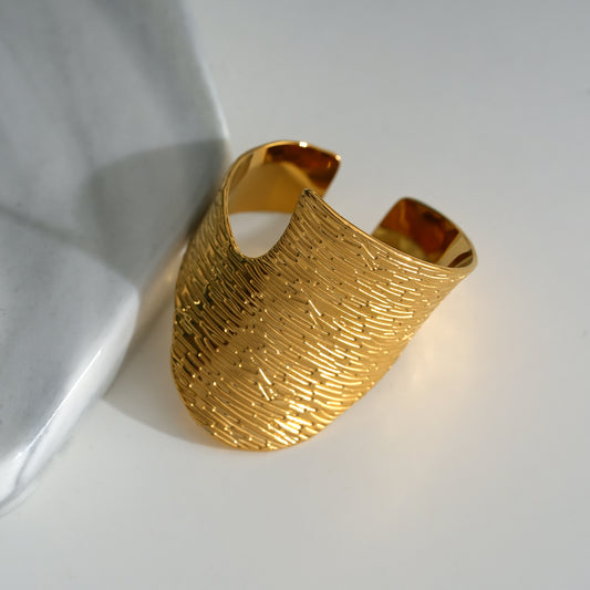 Bague Dorée Large Gravure Multilignes