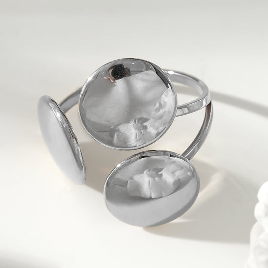 Bague Argentée Avec Trois Boutons Brillants