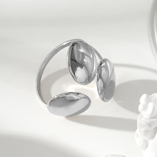 Bague Argentée Avec Trois Boutons Brillants