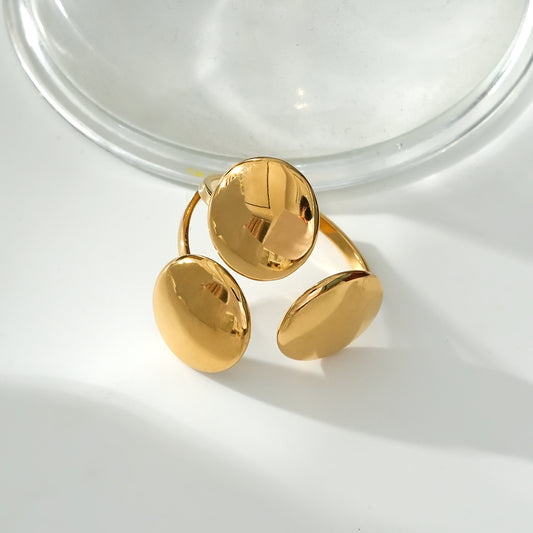 Bague Dorée Avec Trois Boutons Brillants