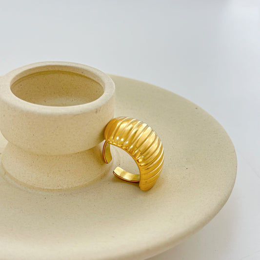 Bague Dorée Ouverte Plaque Courbée Brillante Rayures