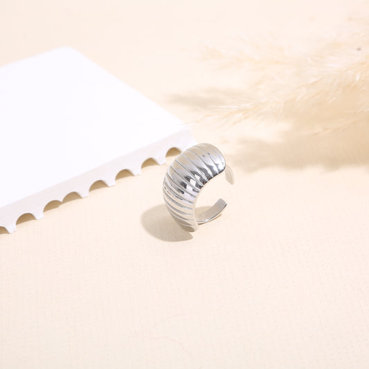 Bague argentée ajustable ouverte plaque courbée brillante rayures