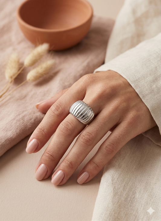 Bague argentée ajustable ouverte plaque courbée brillante rayures