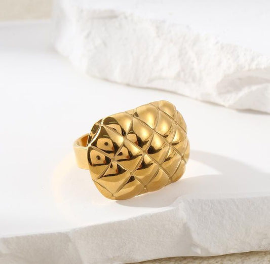 Bague Dorée Ouverte Large Plaque Matelassée Brillante