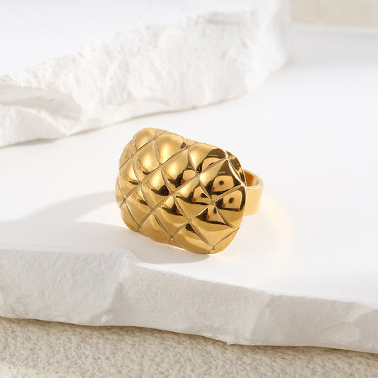 Bague Dorée Ouverte Large Plaque Matelassée Brillante