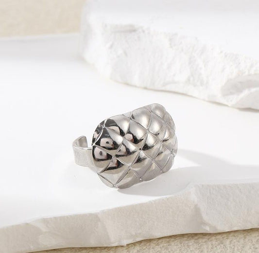 Bague Argentée Ouverte Large Plaque Matelassée Brillante