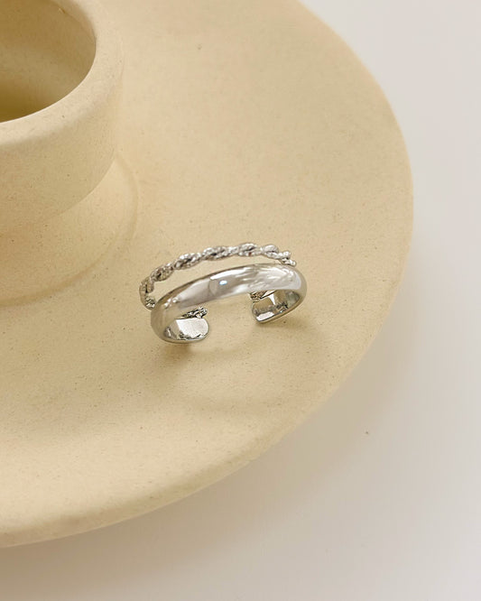 Bague Argentée Ouverte Bande Brillante Et Fils Gravés Tressés