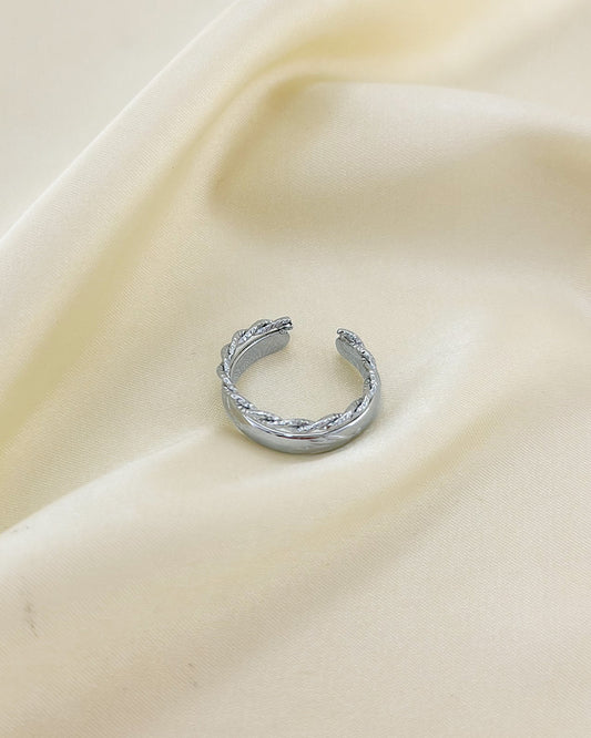 Bague Argentée Ouverte Bande Brillante Et Fils Gravés Tressés