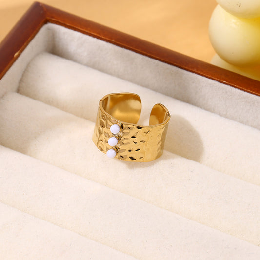 Bague dorée épaisse martelée avec pierre blanche