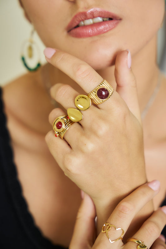 Bague Dorée Multi lignes Avec Pierre Rouge