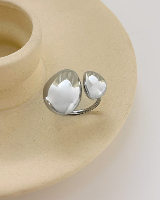 Bague Argentée Avec Deux Boutons Irréguliers Brillants