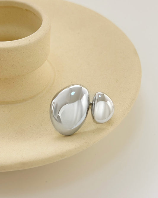 Bague Argentée Avec Deux Boutons Irréguliers Brillants