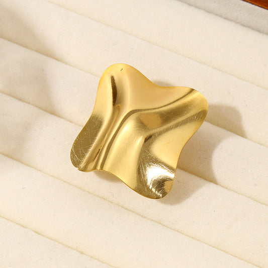 Bague Dorée Carré Feuille Froissée Martelée