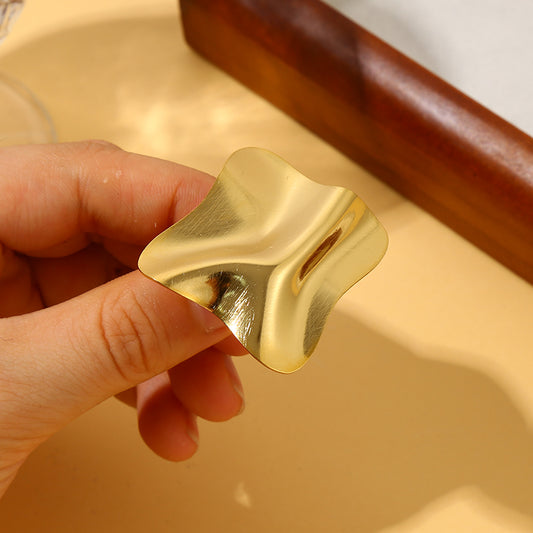 Bague Dorée Carré Feuille Froissée Martelée