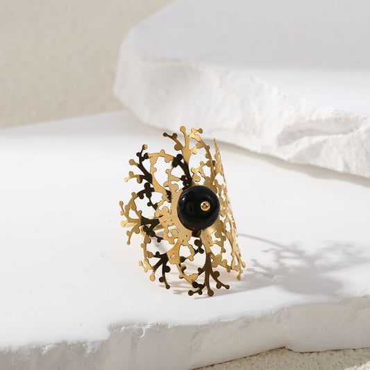Bague Dorée Motif Forêt Avec Pierre Noire