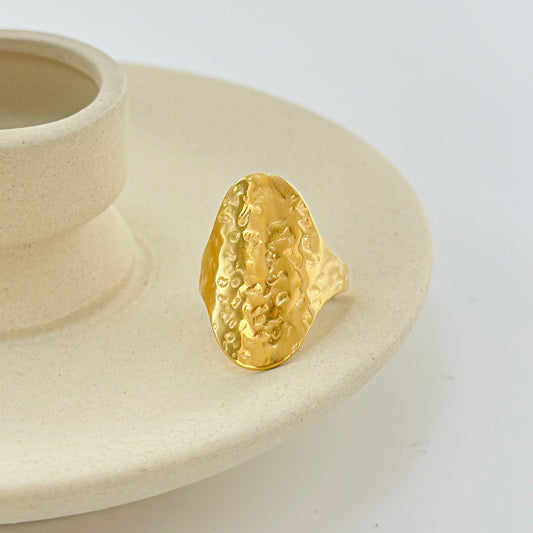 Bague Dorée Plaque Ovale Martelée Brillante