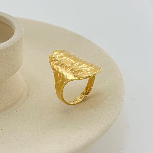 Bague Dorée Plaque Ovale Martelée Brillante