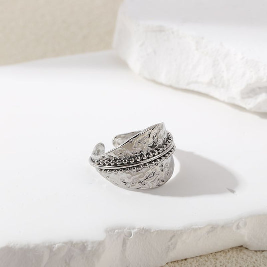 Bague Argentée Large Bande Martelée Avec Chaînes de Perles Dorées