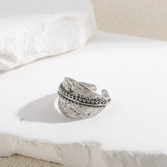 Bague Argentée Large Bande Martelée Avec Chaînes de Perles Dorées