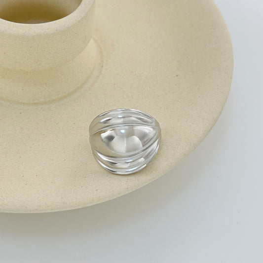 Bague Argentée Sphère Partielle Brillante Avec Ondulations