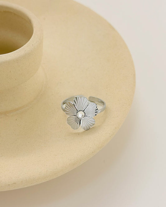 Bague Argentée Ajustable Fleur Texturée Incrustée de Strass