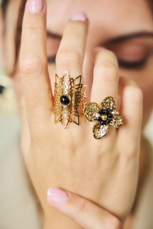 Bague Dorée Motif Fleurs Multicouches Avec Pierre Noire