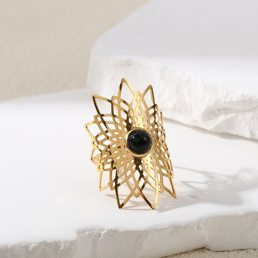 Bague Dorée Motif Fleurs Multicouches Avec Pierre Noire