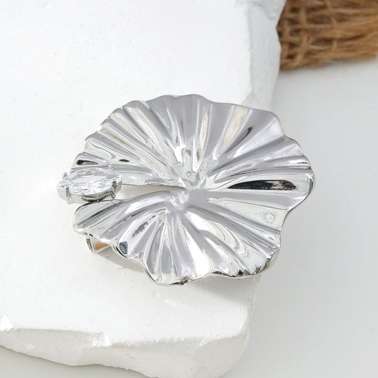 Broche Argentée Disque Irrégulière Ondulée Brillante Avec Strass