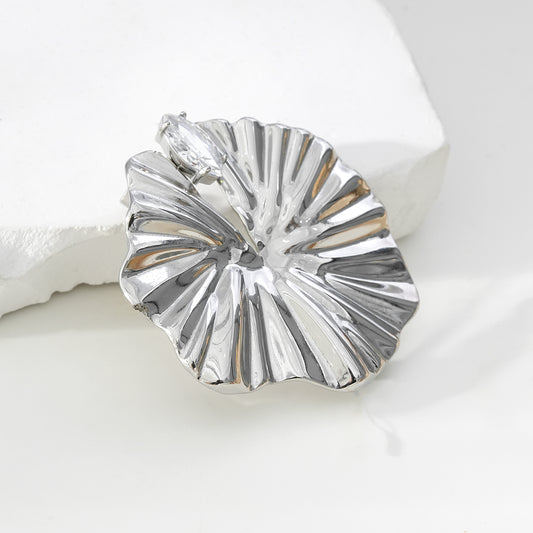 Broche Argentée Disque Irrégulière Ondulée Brillante Avec Strass