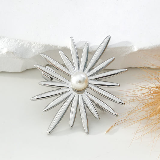 Broche Argentée Soleil Brillant Avec Perle