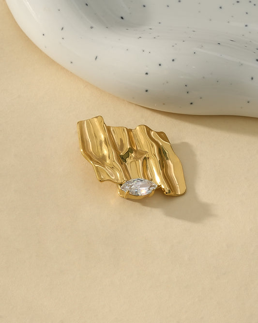 Broche Dorée Plaque Ondulée Ornée de Strass Feuille