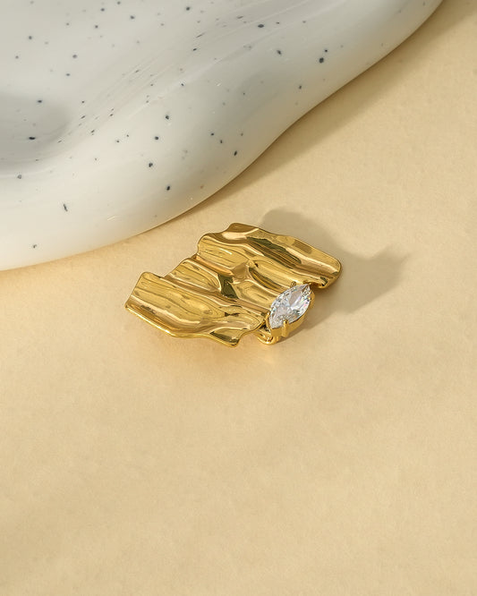 Broche Dorée Plaque Ondulée Ornée de Strass Feuille
