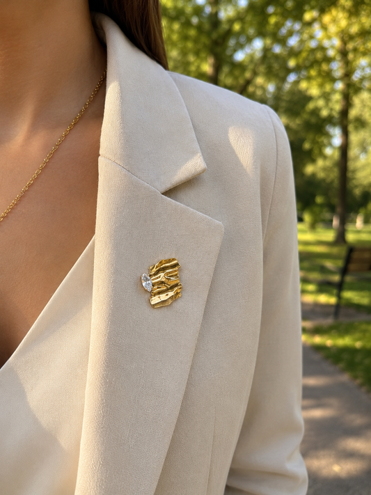 Broche Dorée Plaque Ondulée Ornée de Strass Feuille
