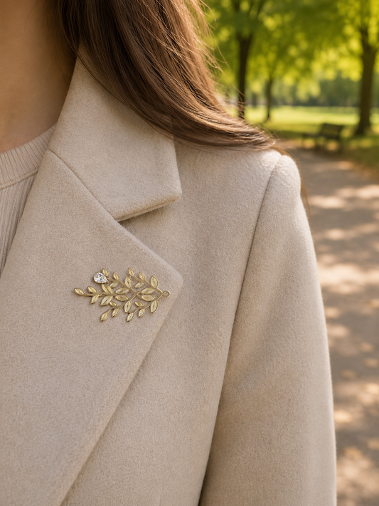 Broche Dorée Feuillage Texturé Orné de Strass Goutte