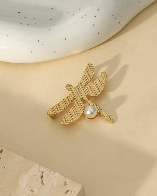 Broche Dorée Libellule Texture Pointes Ornée de Perle