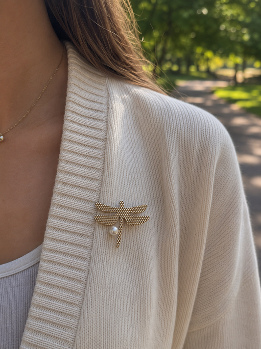 Broche Dorée Libellule Texture Pointes Ornée de Perle